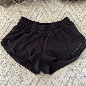 Lululemon 2.5” hottie hot short *lined